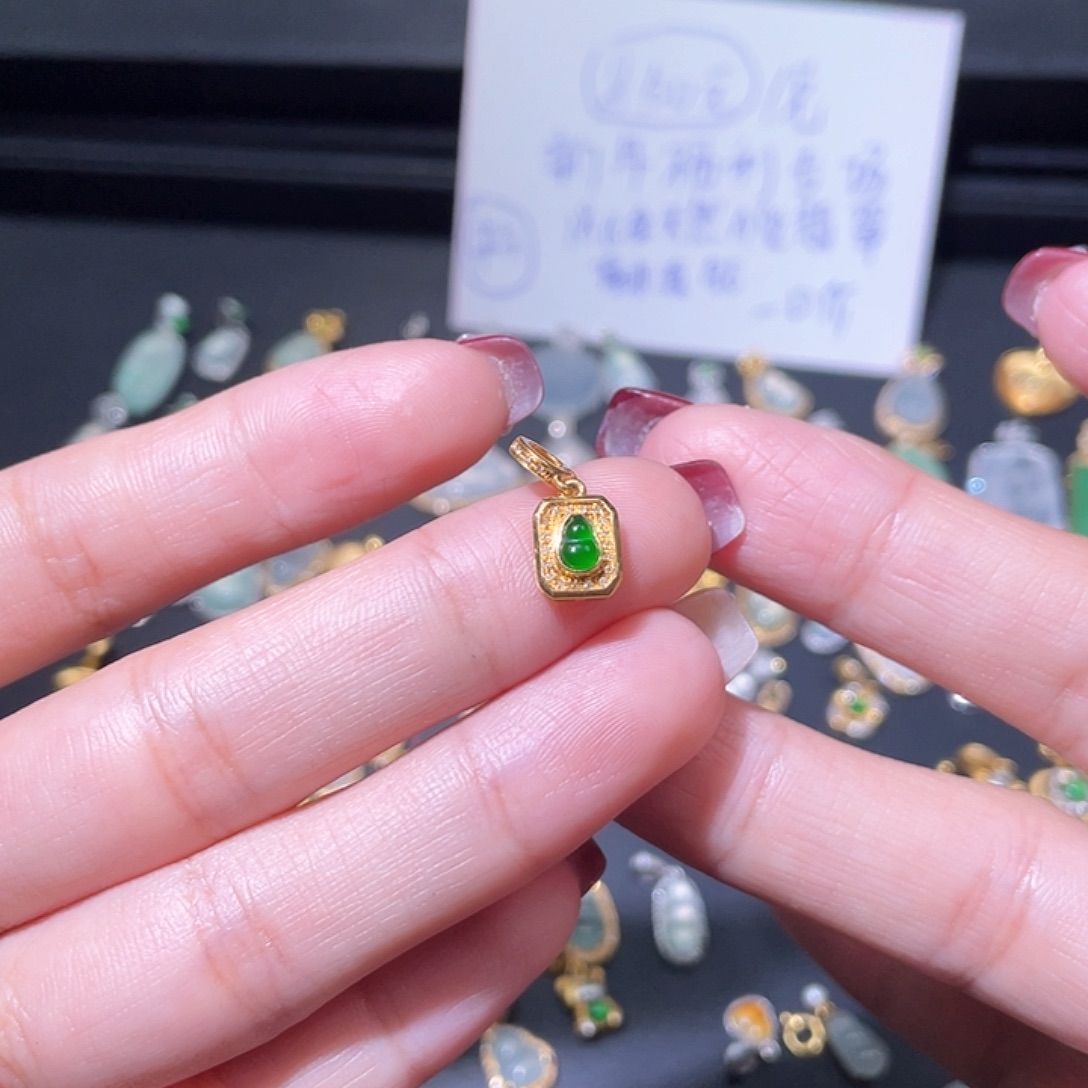 翡翠颈饰18K金镶嵌是**呀吊坠