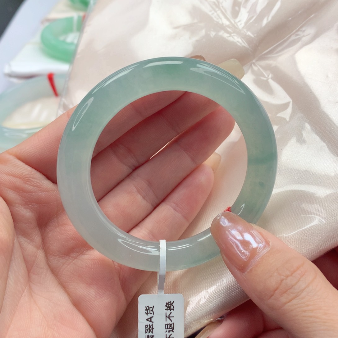 翡翠手镯（贵妃镯）未镶嵌51圈口 冰透清爽冰湖水绿