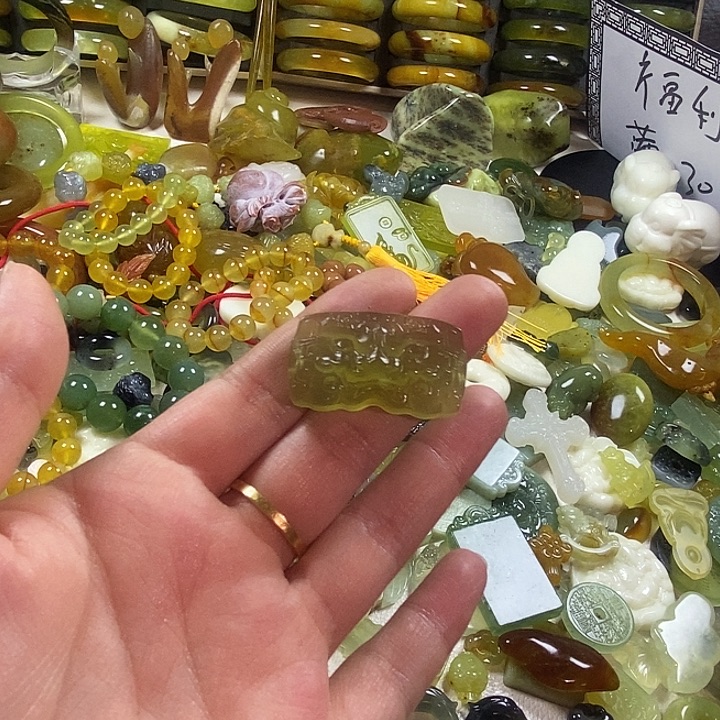 风***.蛇纹石玉未镶嵌颈饰