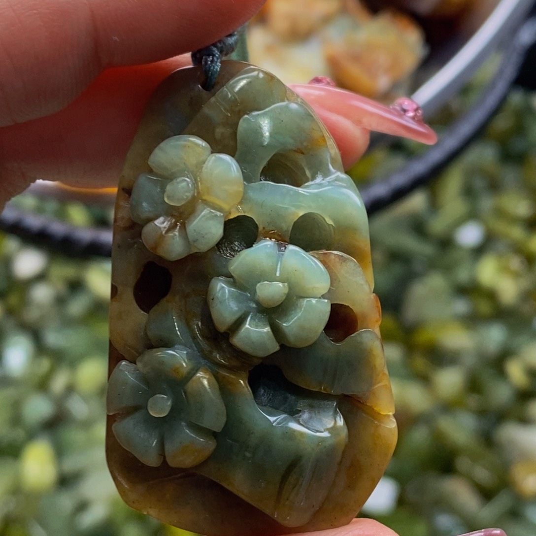 蛇纹石玉颈饰未镶嵌