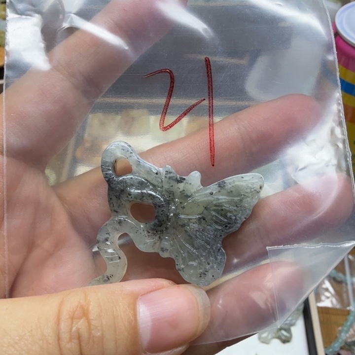 透闪石-蛇纹石玉吊坠未镶嵌