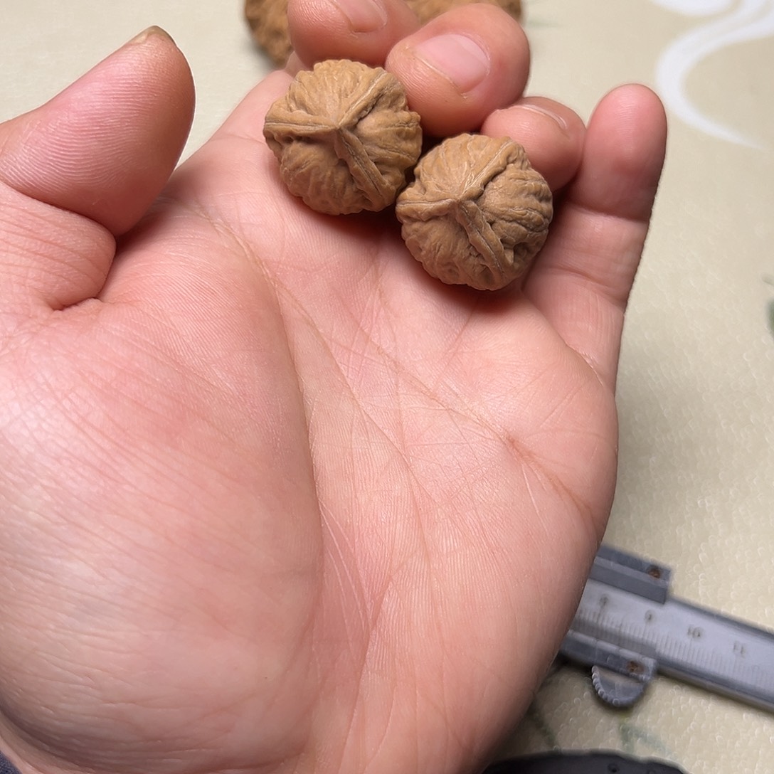 文玩核桃吊坠三棱