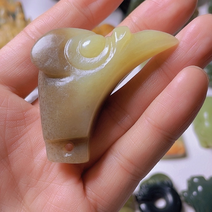 和田玉手把件未镶嵌演****）