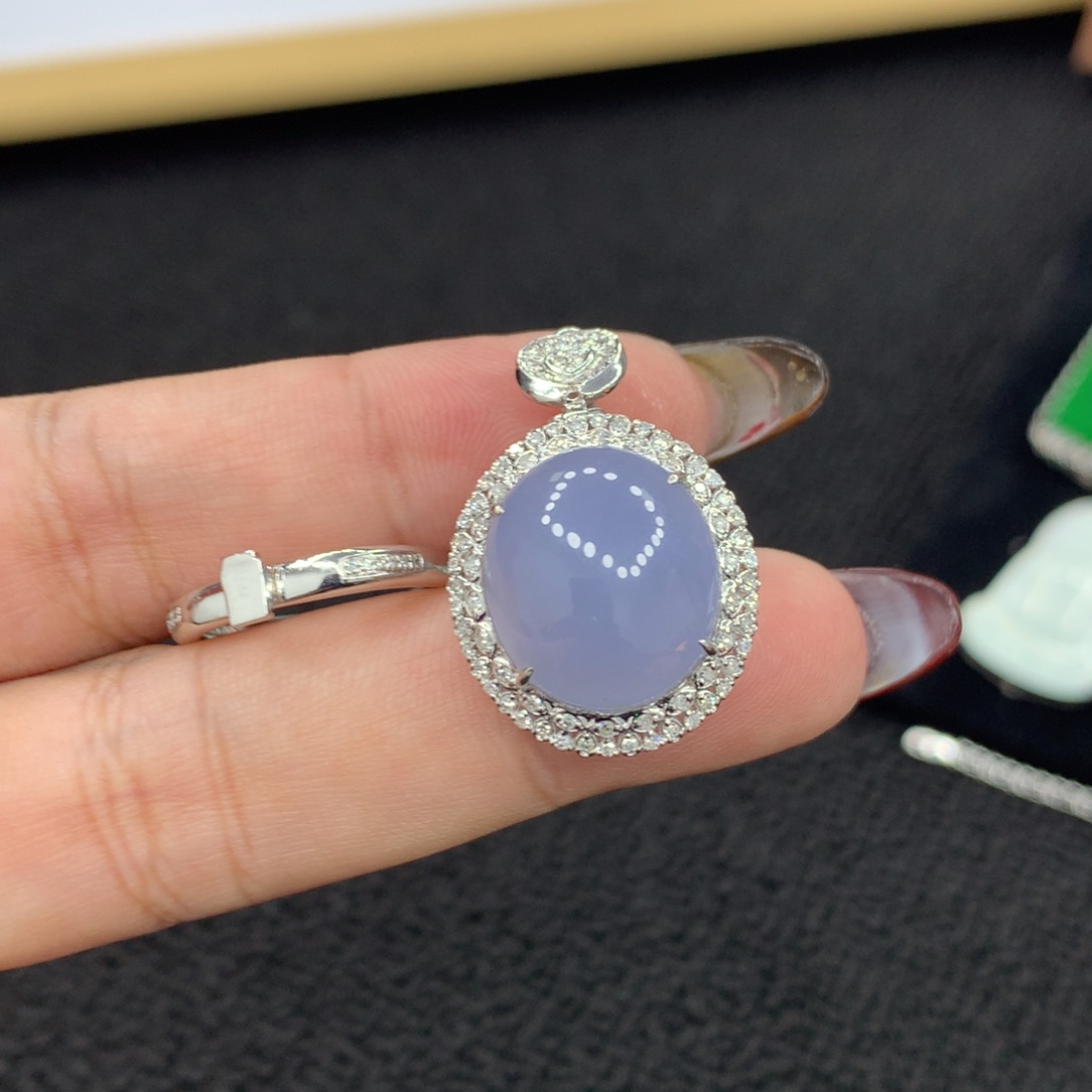 颈饰18K金镶嵌翡翠戒指