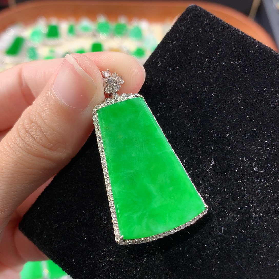 翡翠18K金镶嵌颈饰