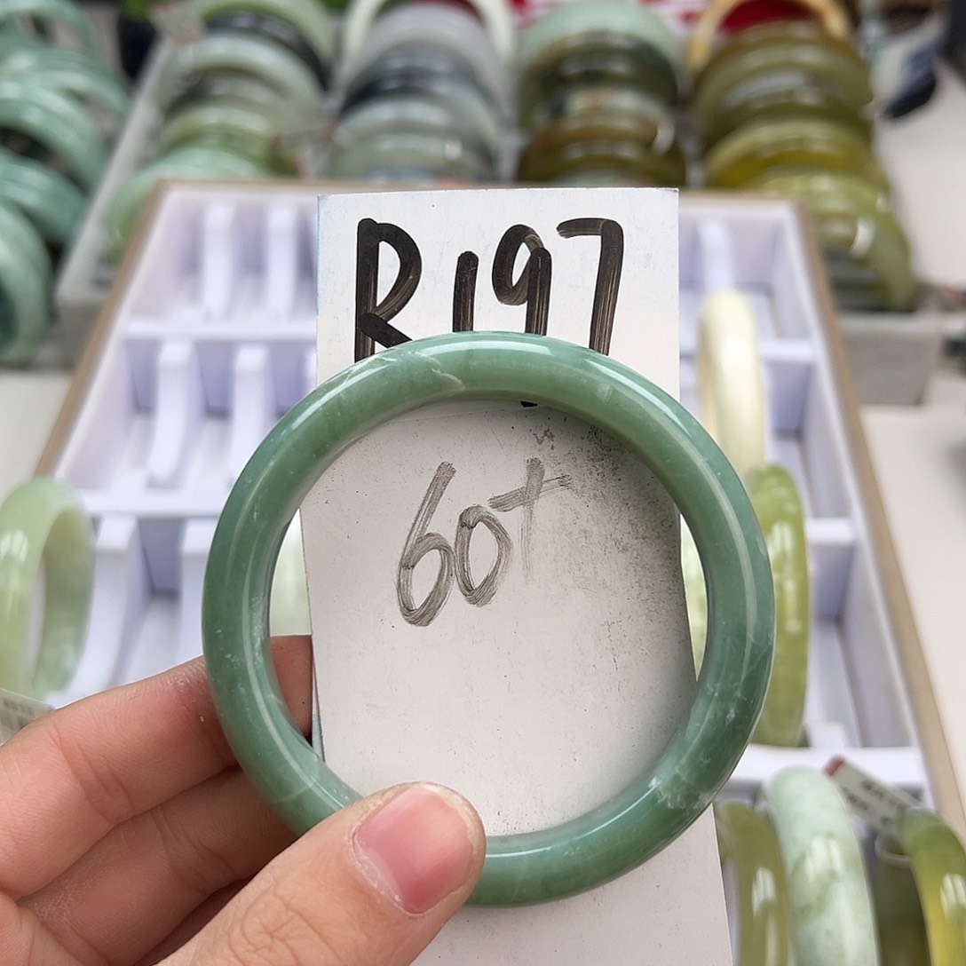 岫玉手镯未镶嵌天然岫玉微瑕，可以正常佩戴