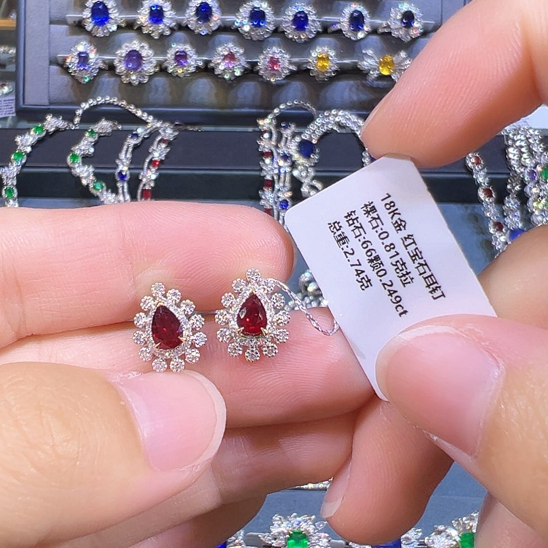 耳钉18K金镶嵌红宝石