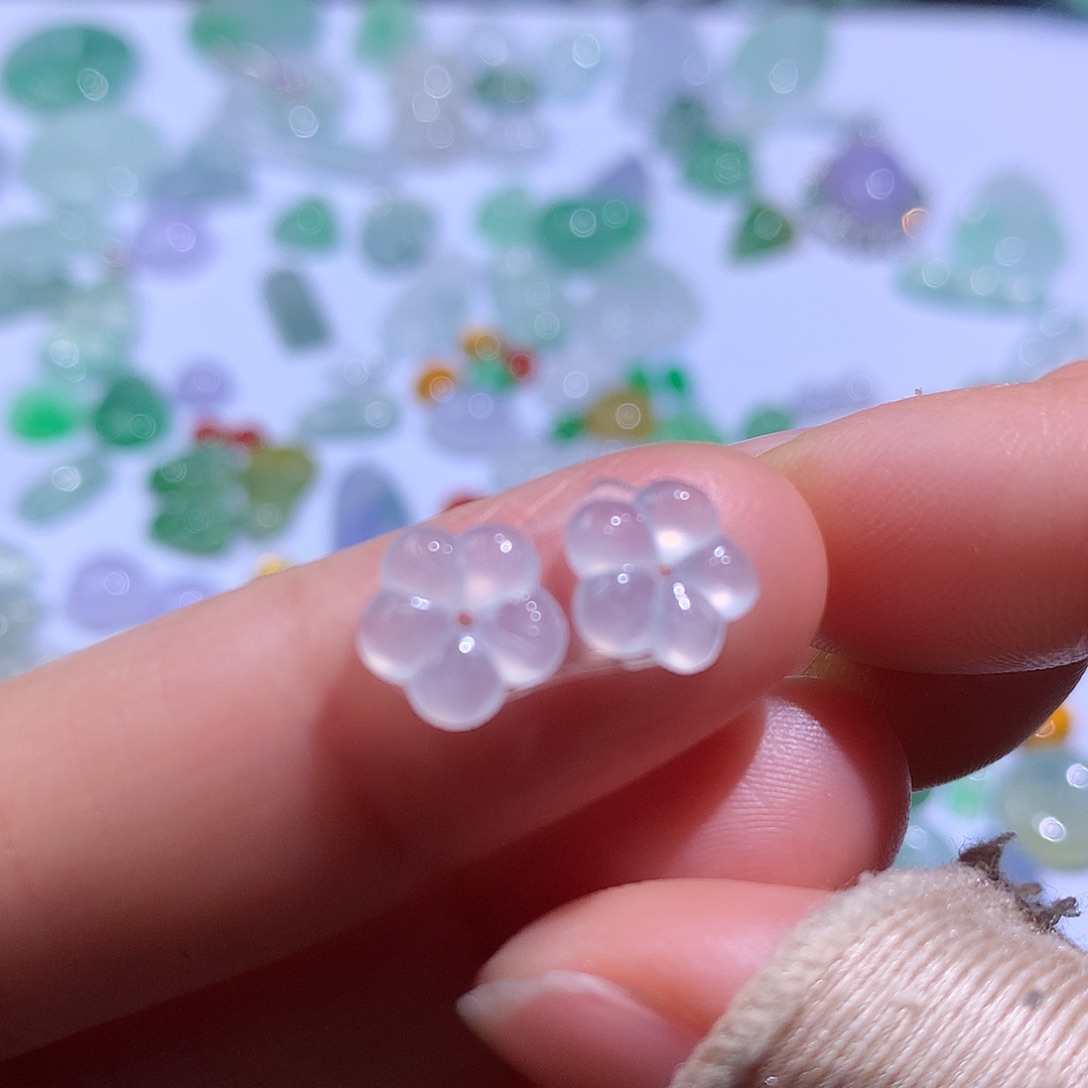 翡翠颈饰未镶嵌花花