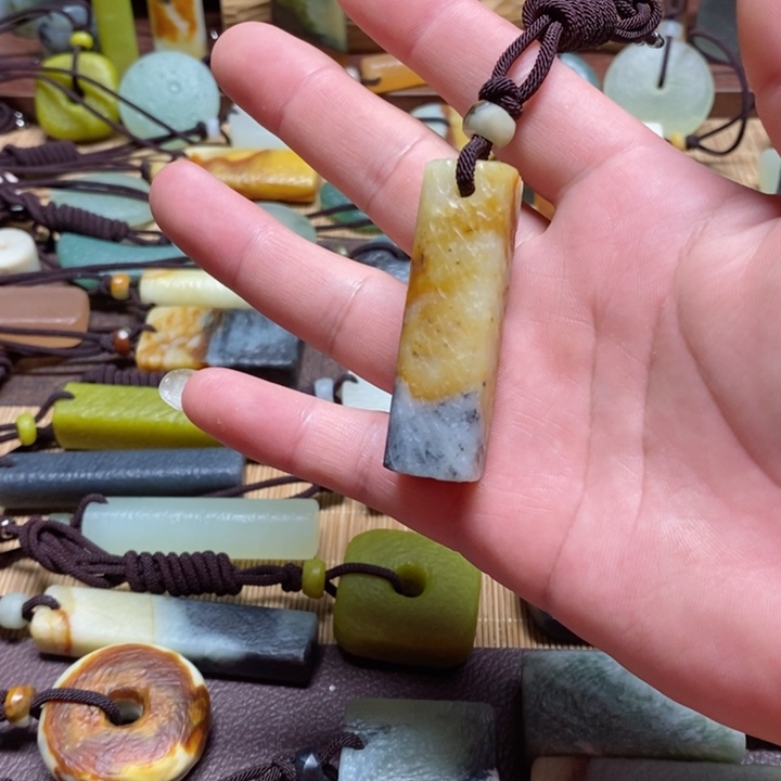 蛇纹石玉挂件未镶嵌