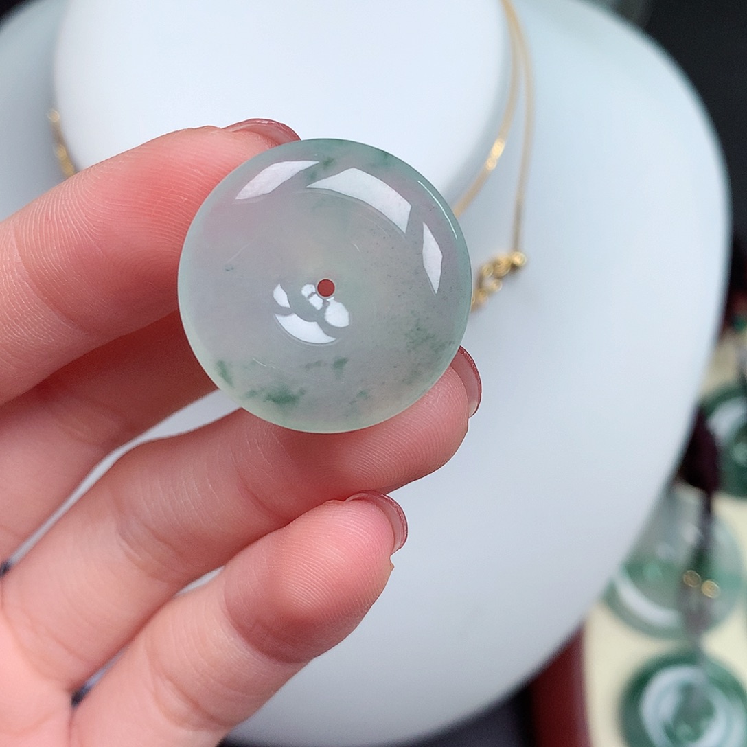 翡翠颈饰未镶嵌平安扣