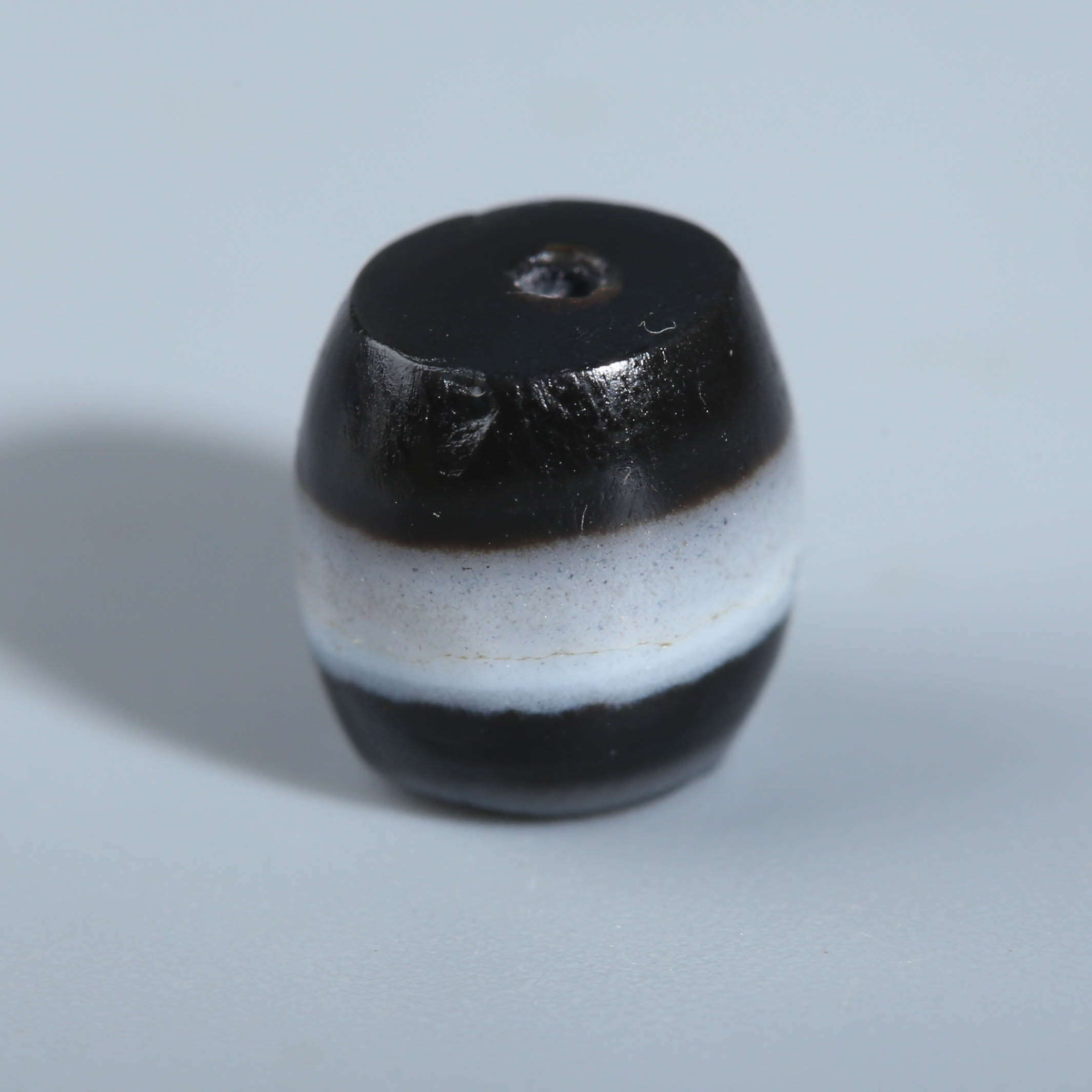 H05-098 阿契美尼德文明黑白缠丝玛瑙珠 6.7*7.7mm