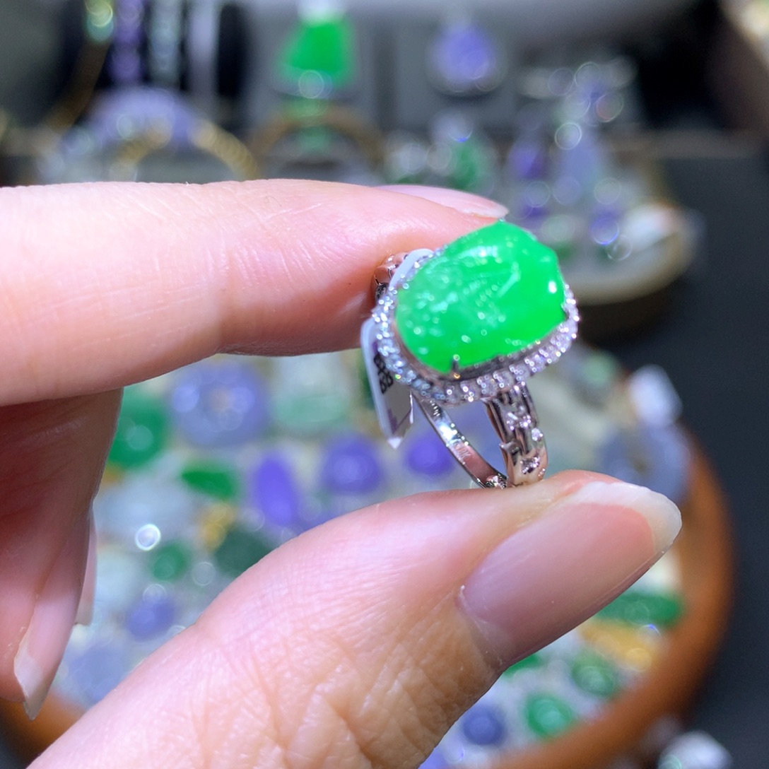 【闪购商品】翡翠颈饰18K金镶嵌翡翠吊坠项链