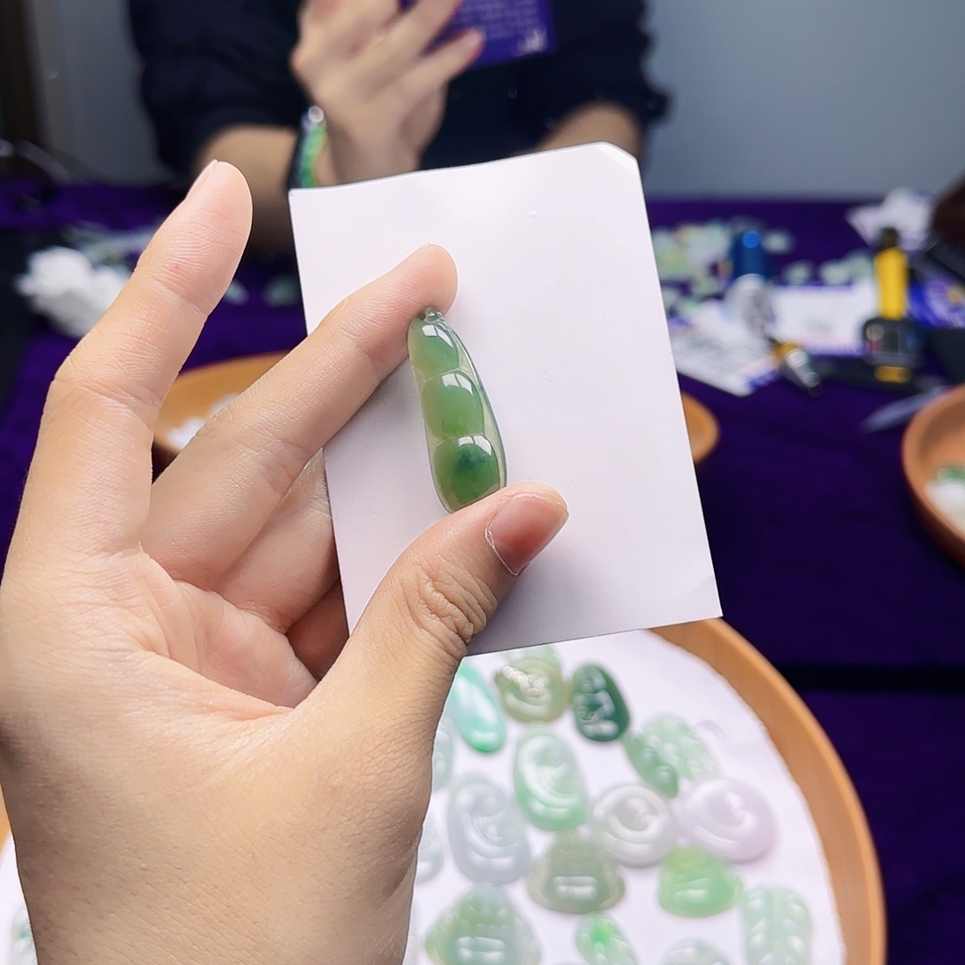 翡翠未镶嵌吊坠(赠链)翡翠