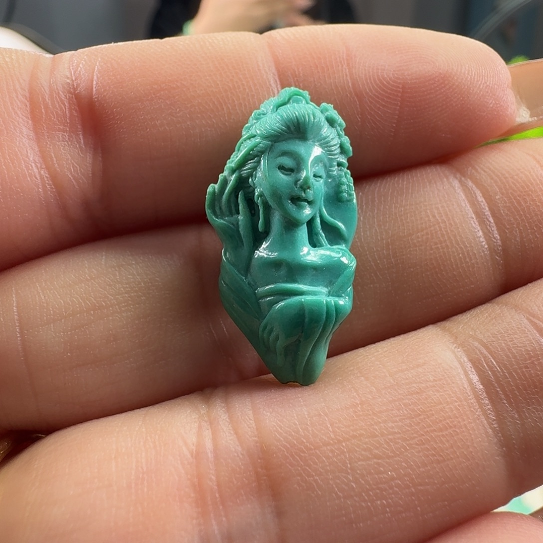 芳***行绿松石未镶嵌颈饰