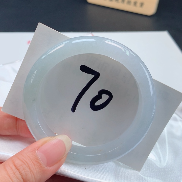 翡翠手镯未镶嵌冰