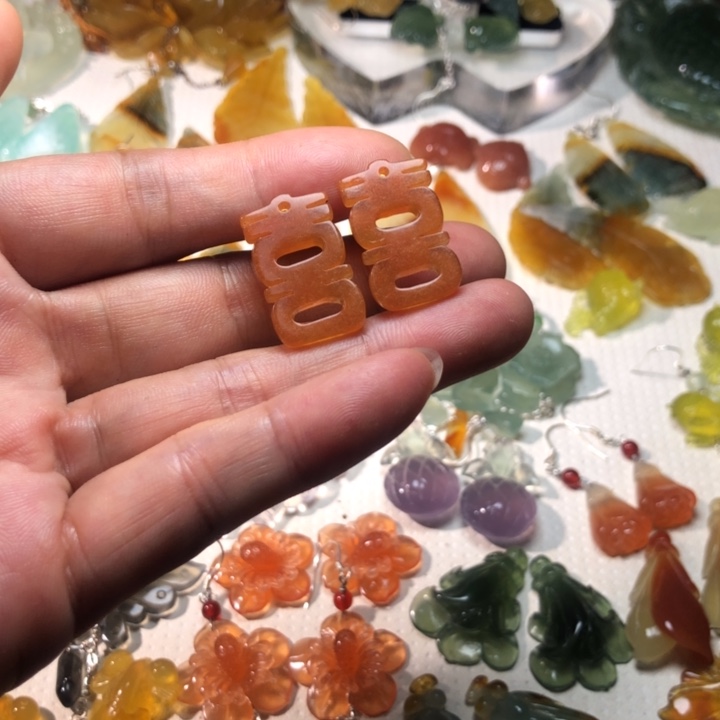 能***菜未镶嵌蛇纹石玉耳钉