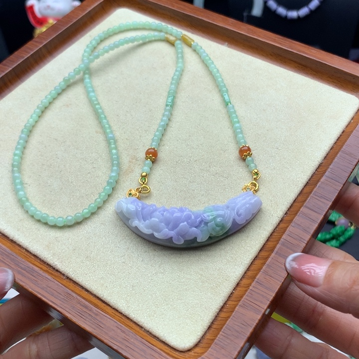 翡翠未镶嵌颈饰翡翠弯弯