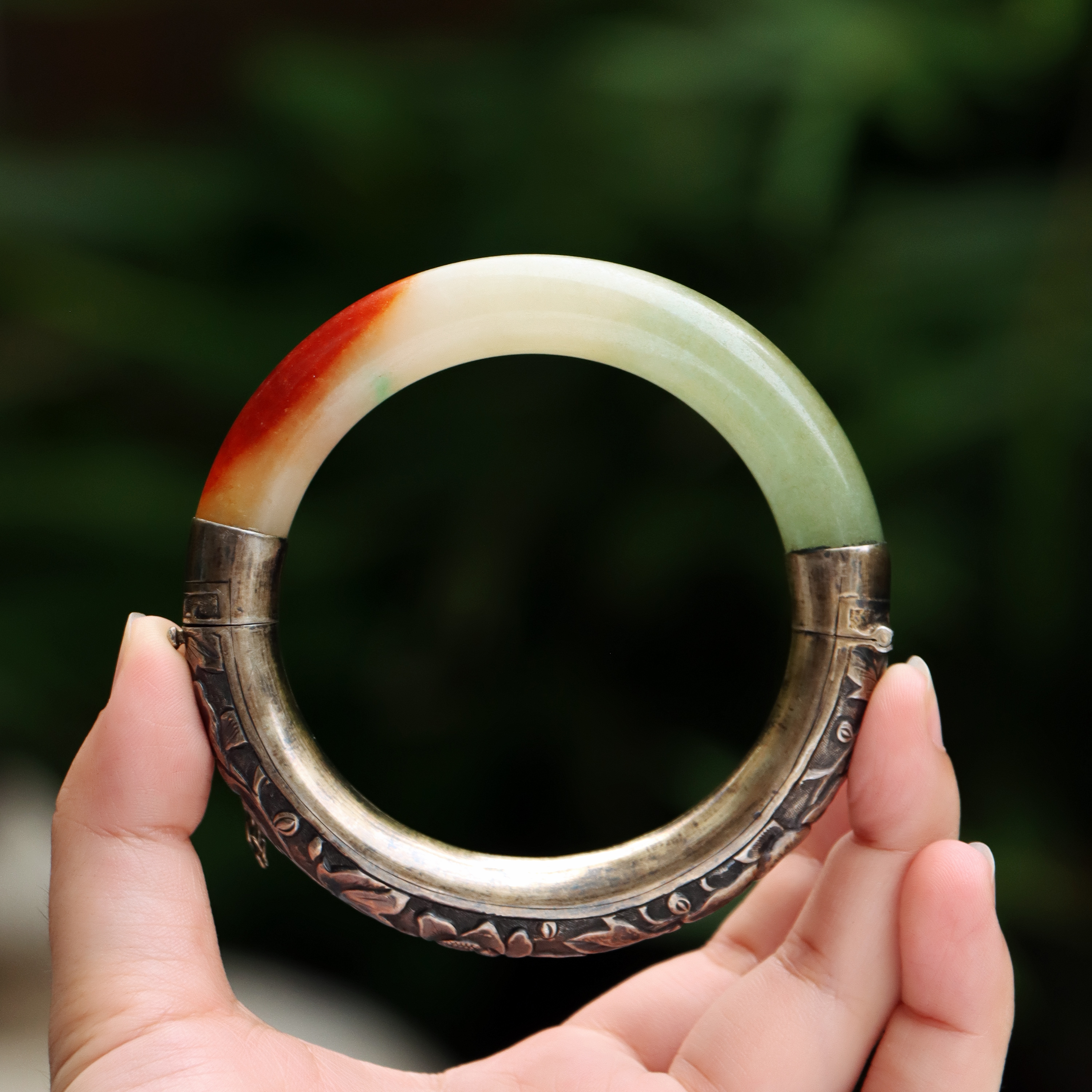 【三彩藏画】58圈 老坑冰种红绿白三彩翡翠老手镯 原装古银錾刻精雕