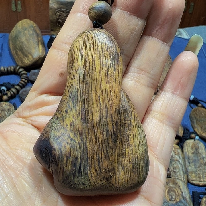 凌***生沉香碎屑沉香海南白奇乌身天然瘤疤带绳21克