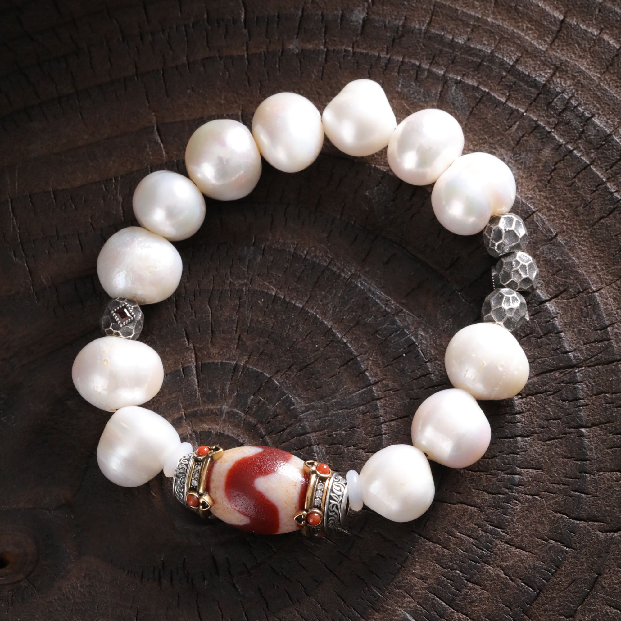925银手链 S12203 红色几何桶珠锤纹珠珠白色串珠弹力手链