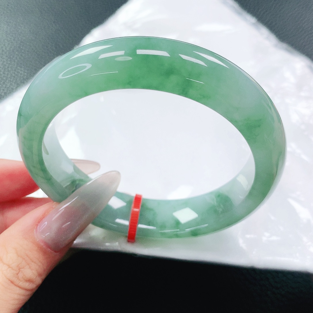 翡翠手镯未镶嵌55圈