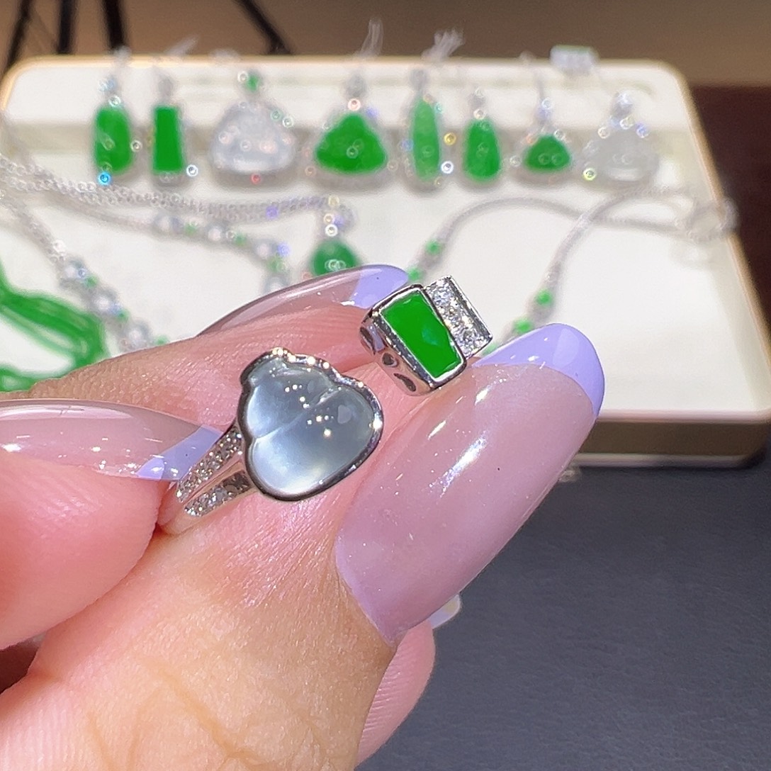 翡翠18K金镶嵌戒指翡翠