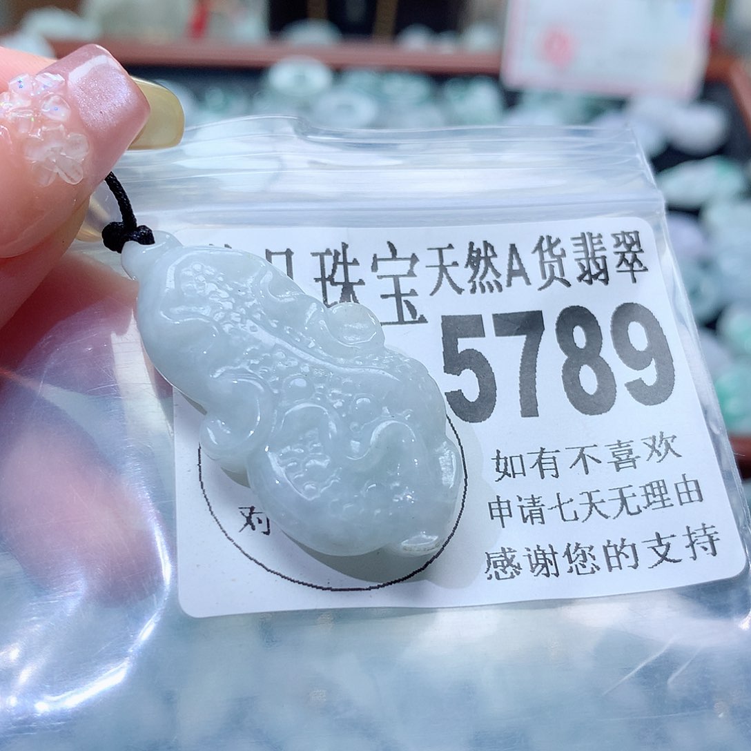 翡翠未镶嵌颈饰，