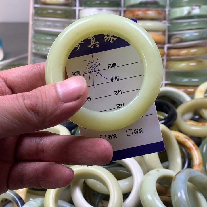 蛇纹石玉手镯未镶嵌傲**?