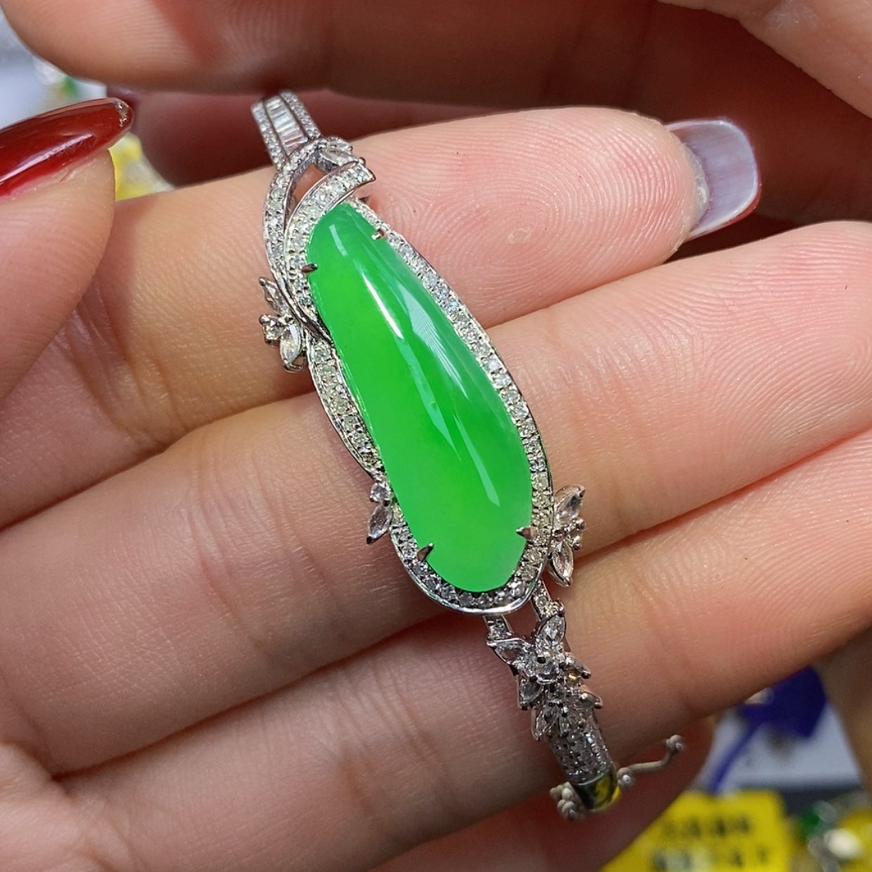 【闪购商品】翡翠颈饰18K金镶嵌豆****麻手镯