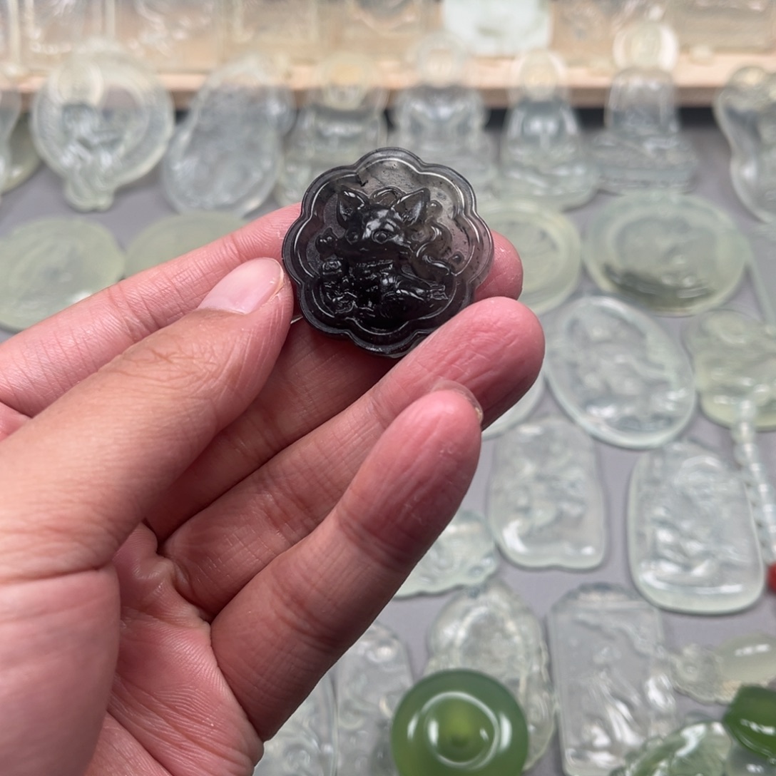 蛇纹石玉未镶嵌颈饰