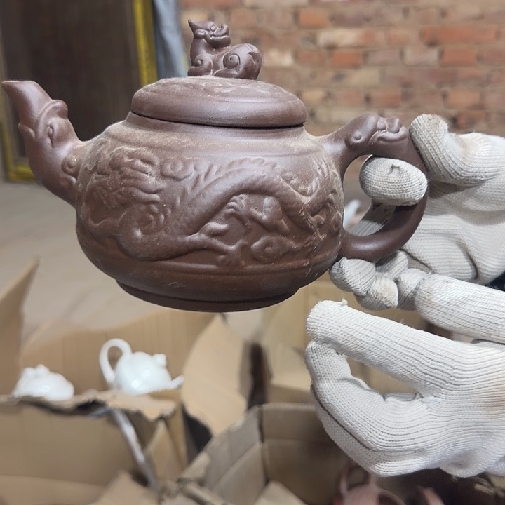 库存微瑕紫砂壶一个