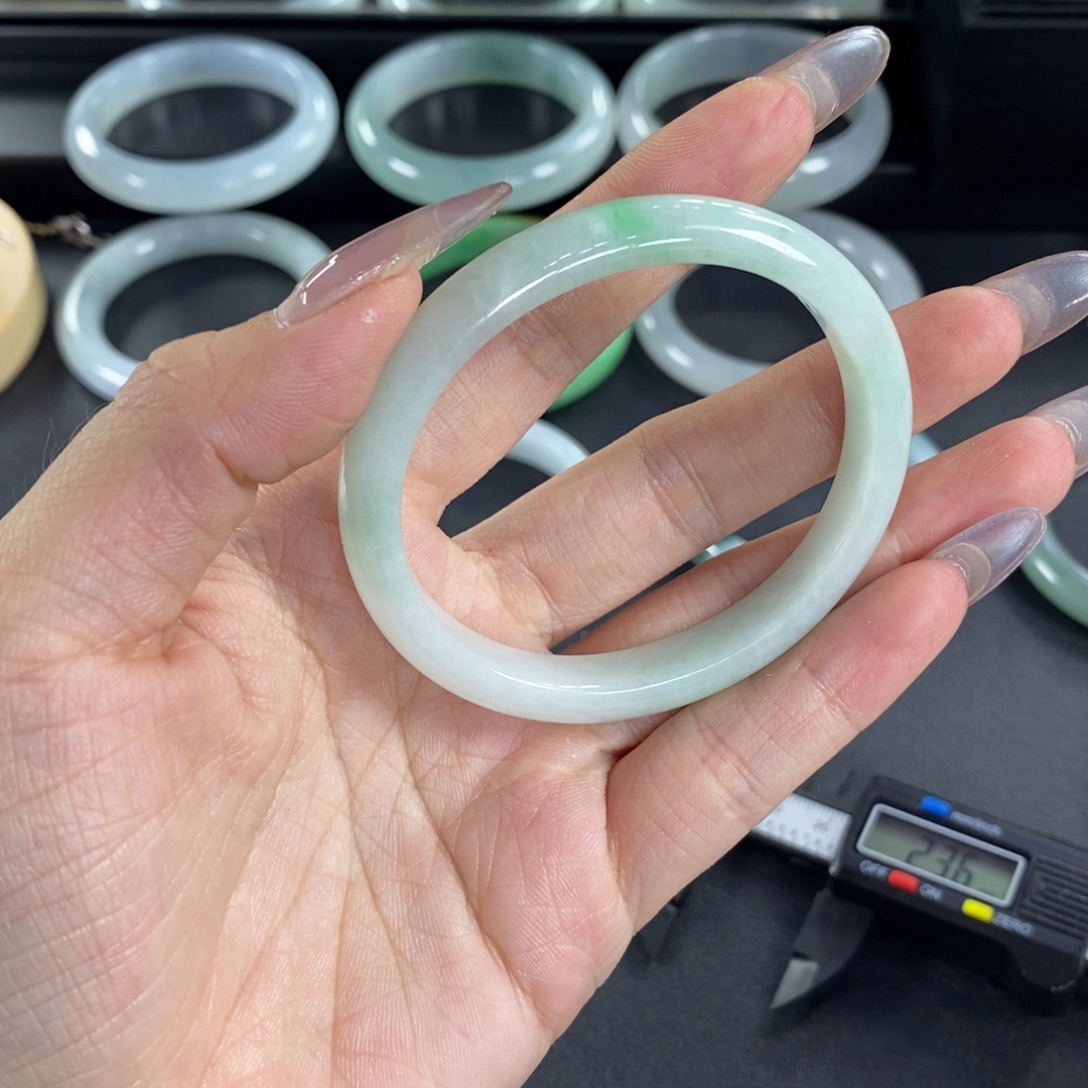 翡翠手镯未镶嵌天然翡翠