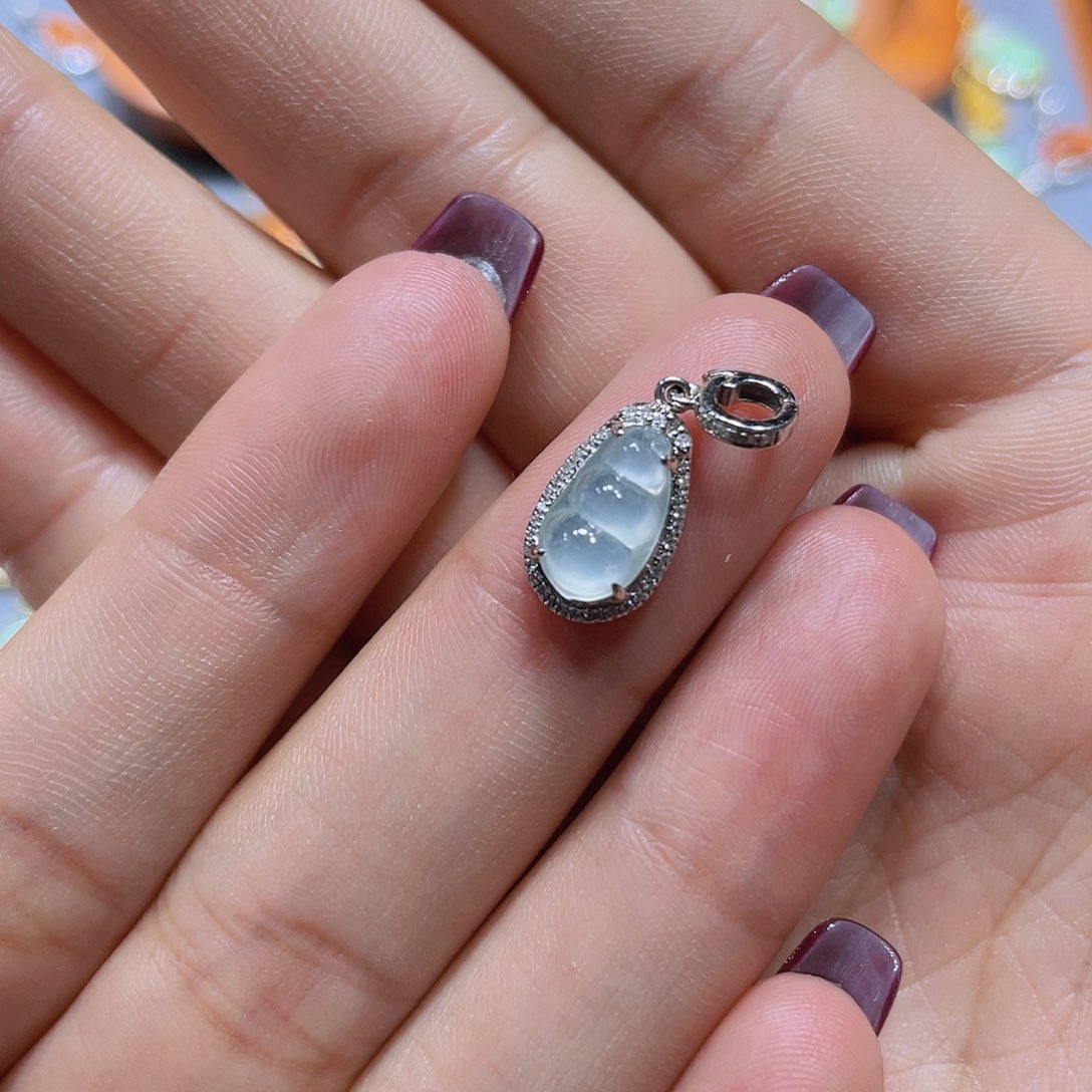 翡翠吊坠(不含链)18K金镶嵌