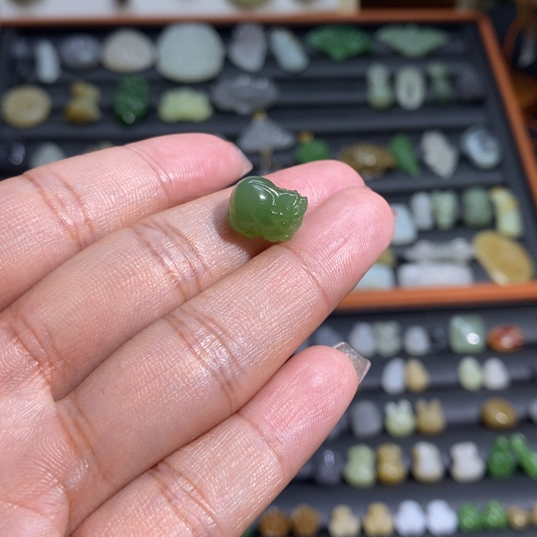 姣***艳和田玉未镶嵌颈饰打通孔不退不换