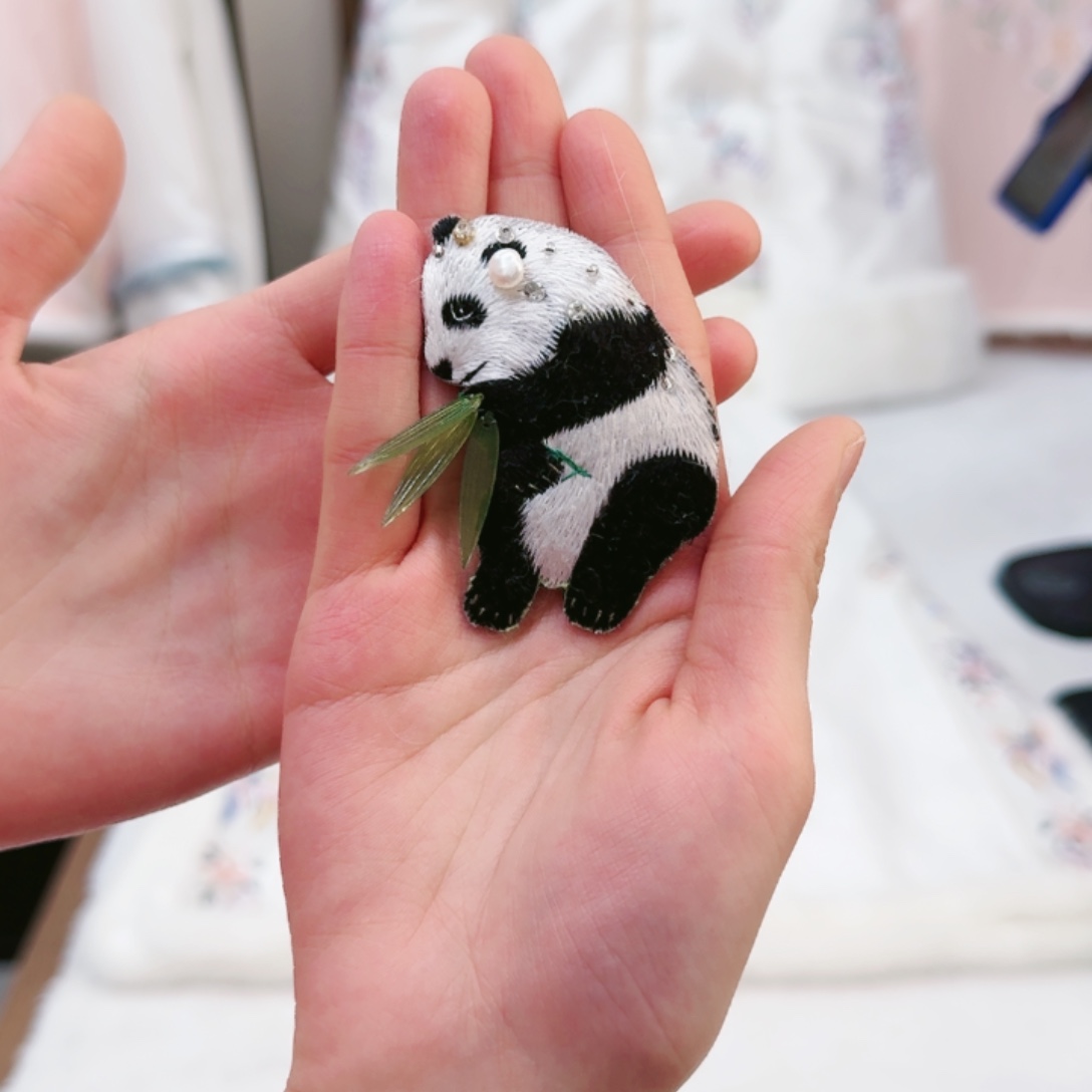 织绣熊猫磁吸胸针