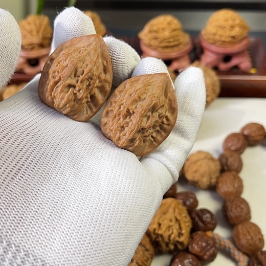 1***1核桃红皮鸡心文玩核桃