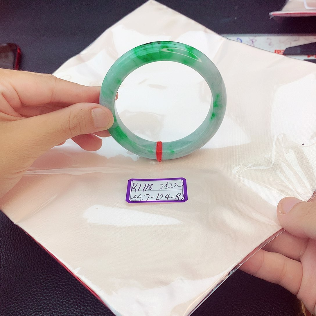 翡翠手镯未镶嵌翡翠