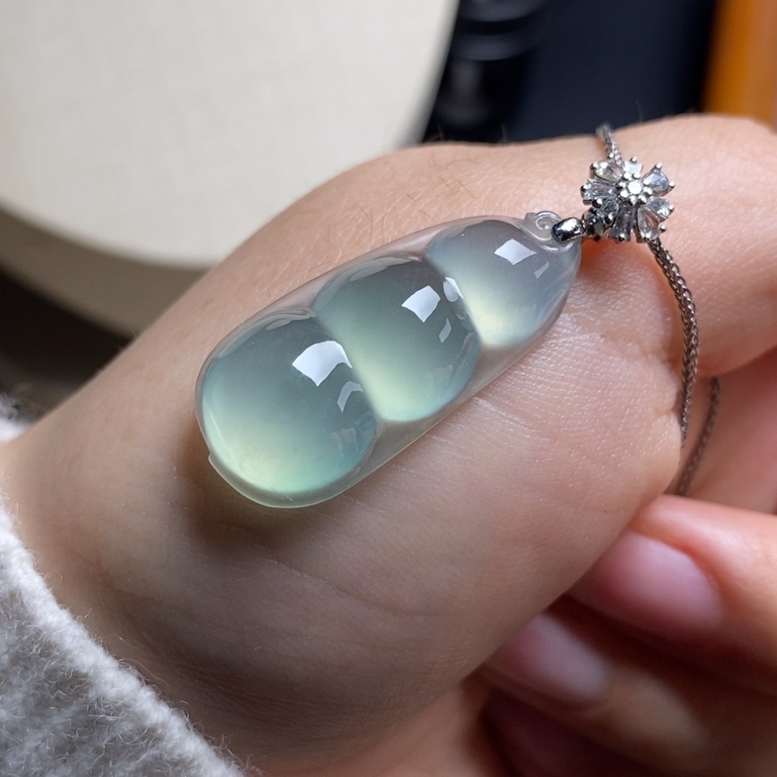 翡翠18K金镶嵌颈饰高冰绿晴底葡萄肉起胶纯净立体福豆