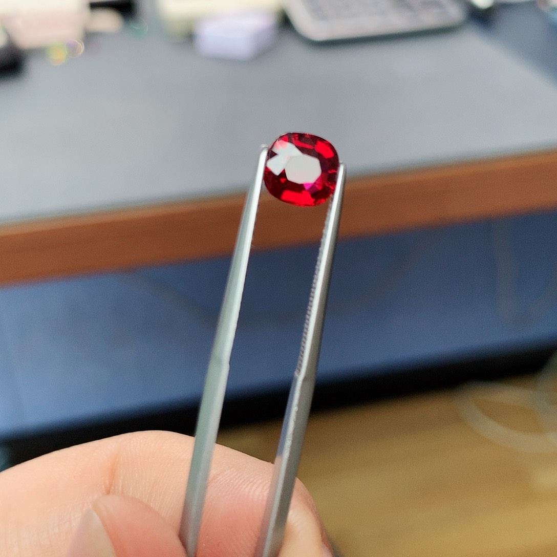 红宝石裸石未镶嵌1.64克拉无烧全净鸽血红