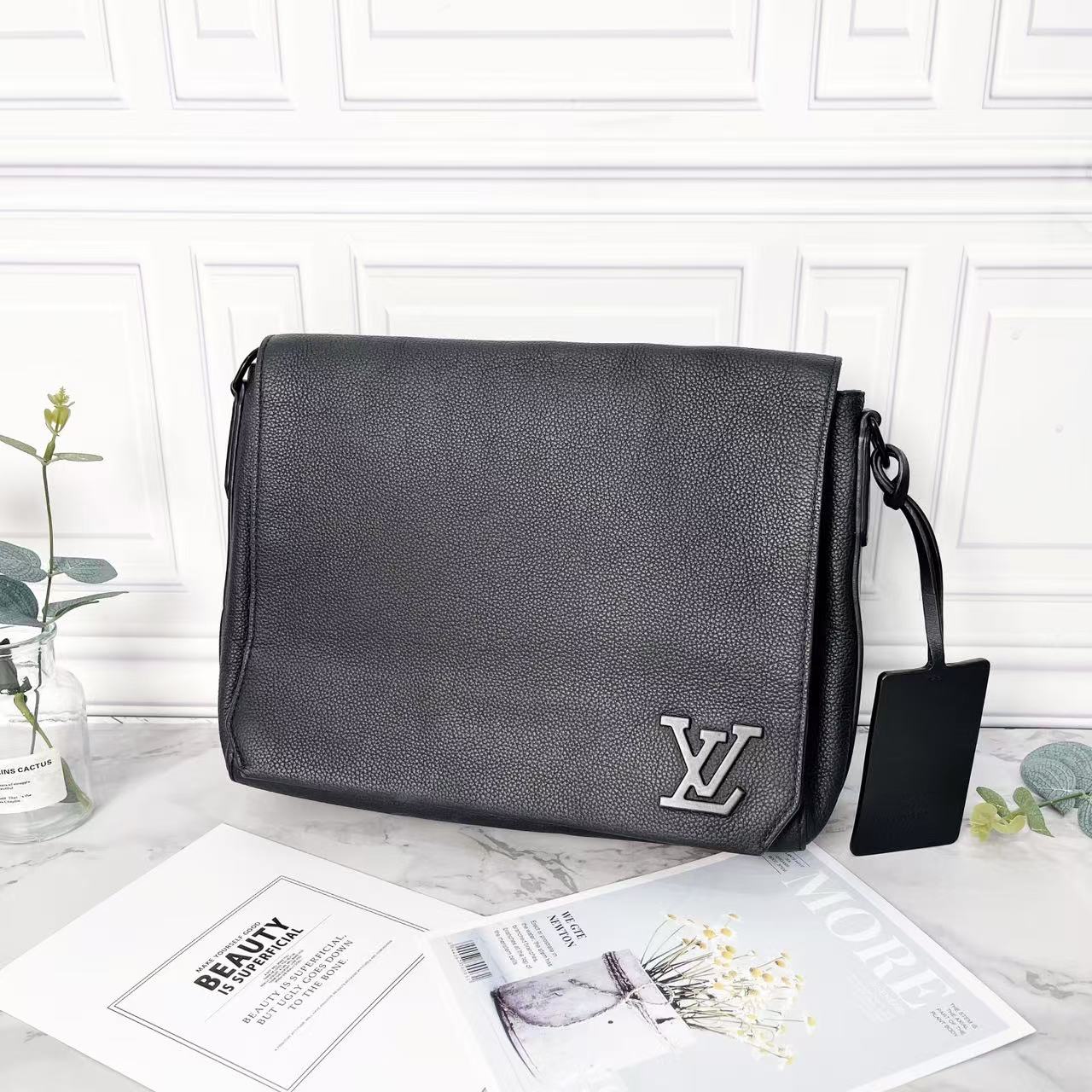 95新 LouisVuitton/路易威登 黑色全皮Takeoff 邮差包单肩斜挎包