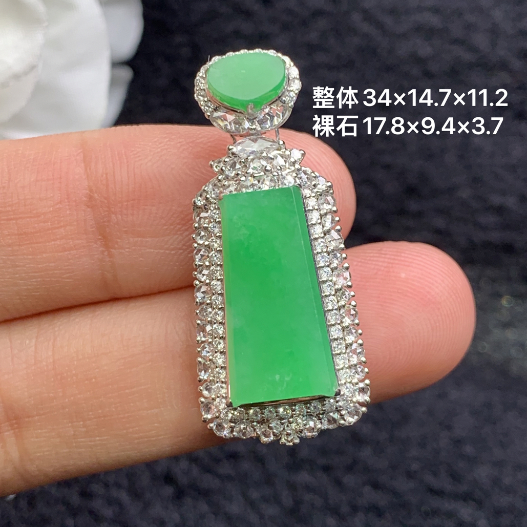 18k金镶嵌天然缅甸翡翠阳绿无事牌吊坠34×14.7×11.2/17.8×9.4×3.7