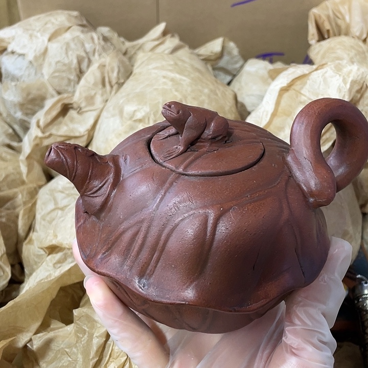 紫砂茶壶矿泥料，手工制作的一把紫砂壶。