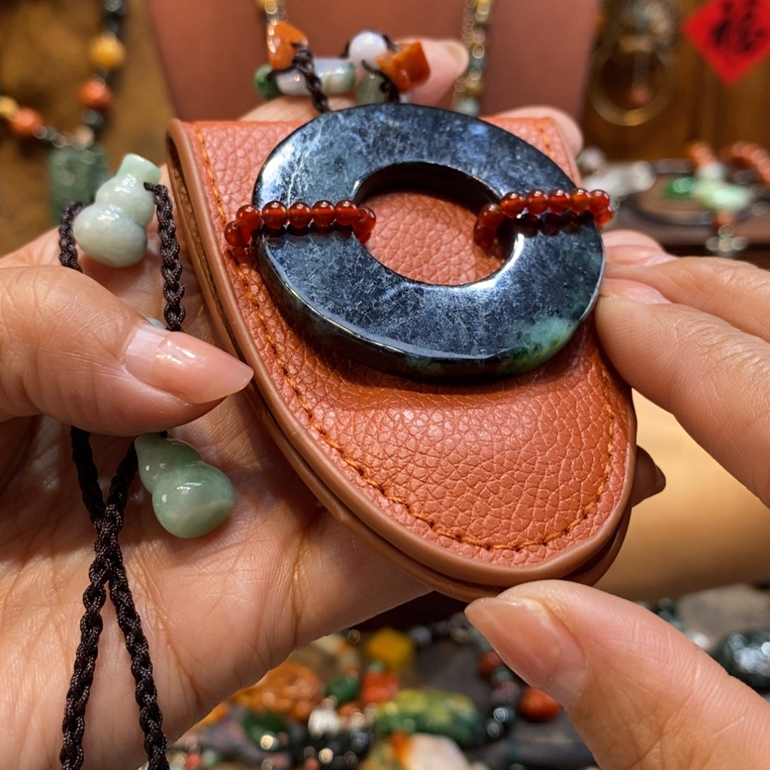 翡翠吊坠(赠链)未镶嵌