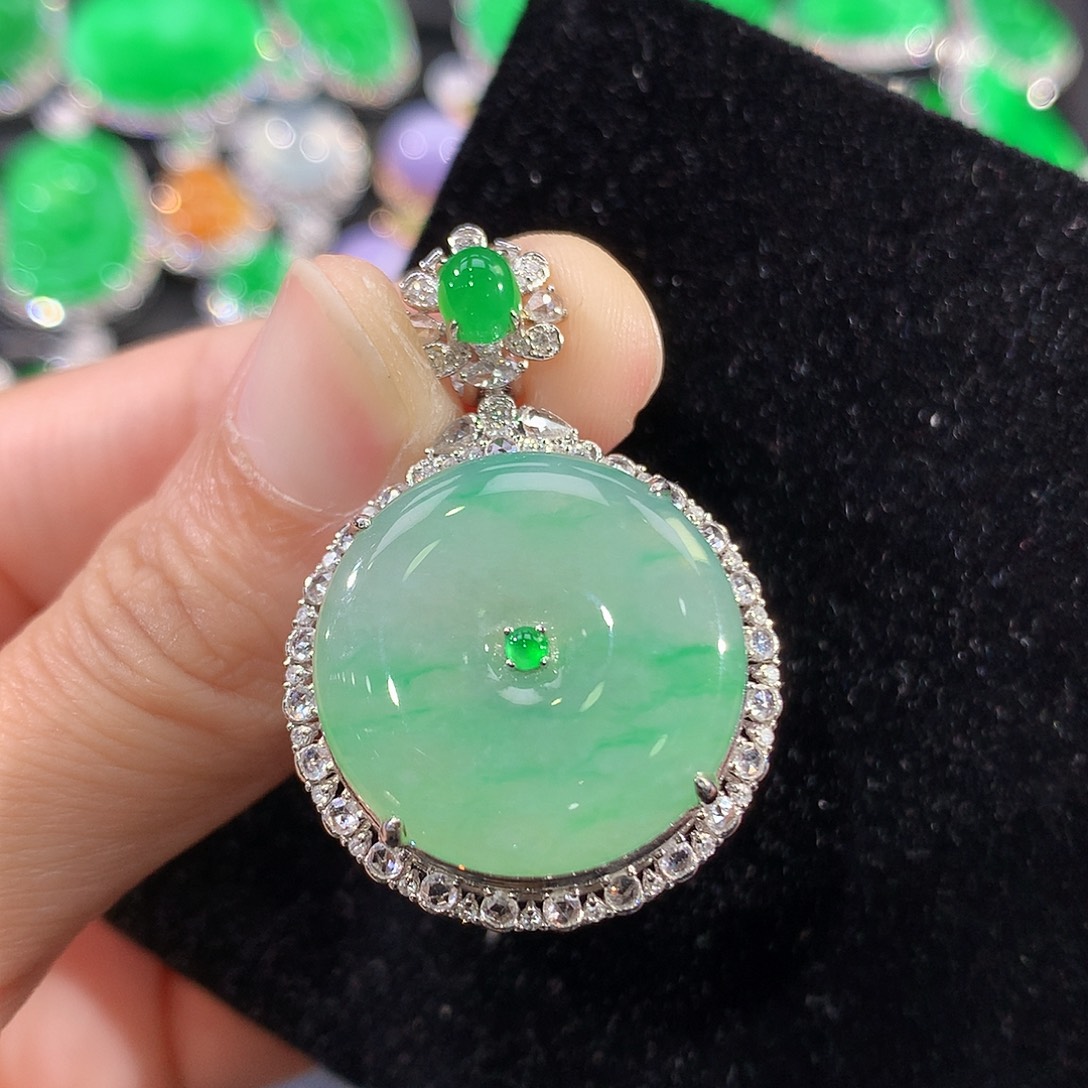 翡翠18K金镶嵌颈饰