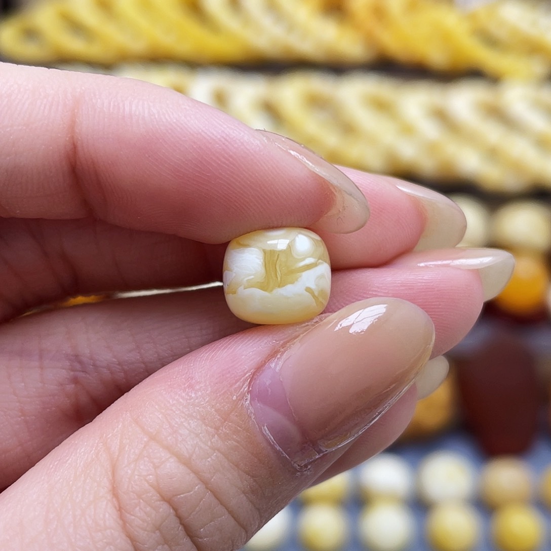 未镶嵌琥珀裸石蜜蜡老型10.3*9mm瑕疵