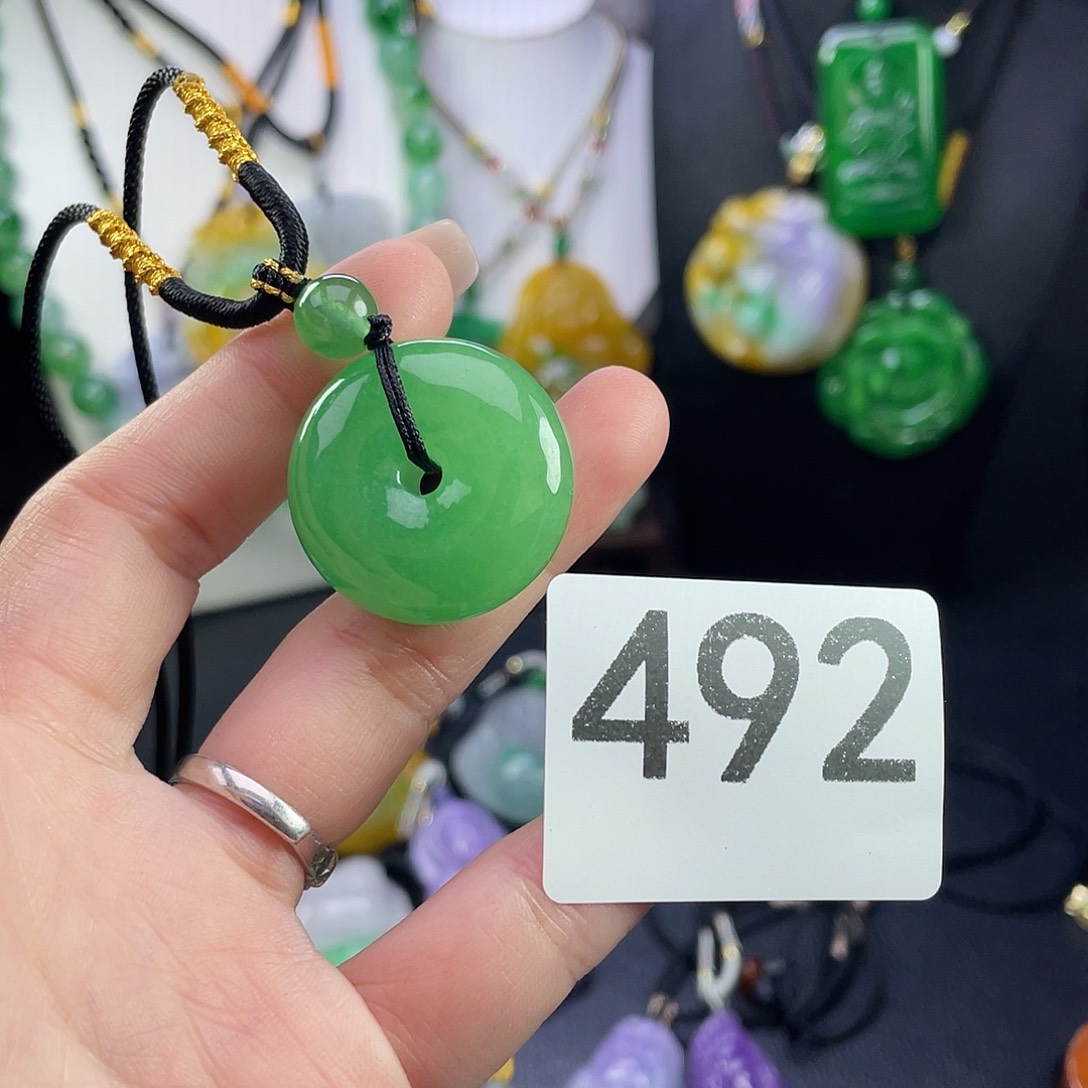 翡翠未镶嵌吊坠(赠链)