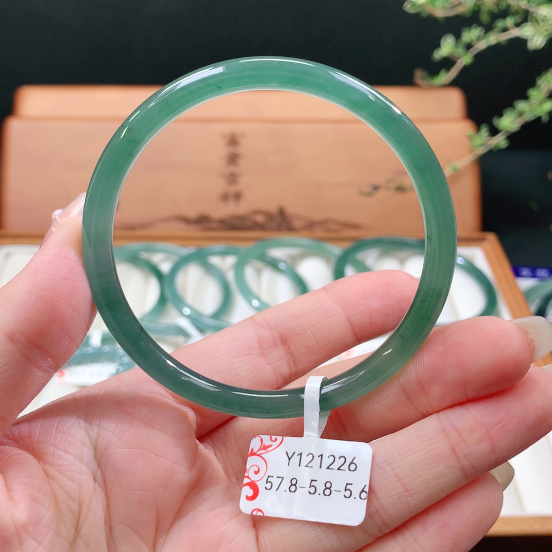 翡翠手镯未镶嵌天然