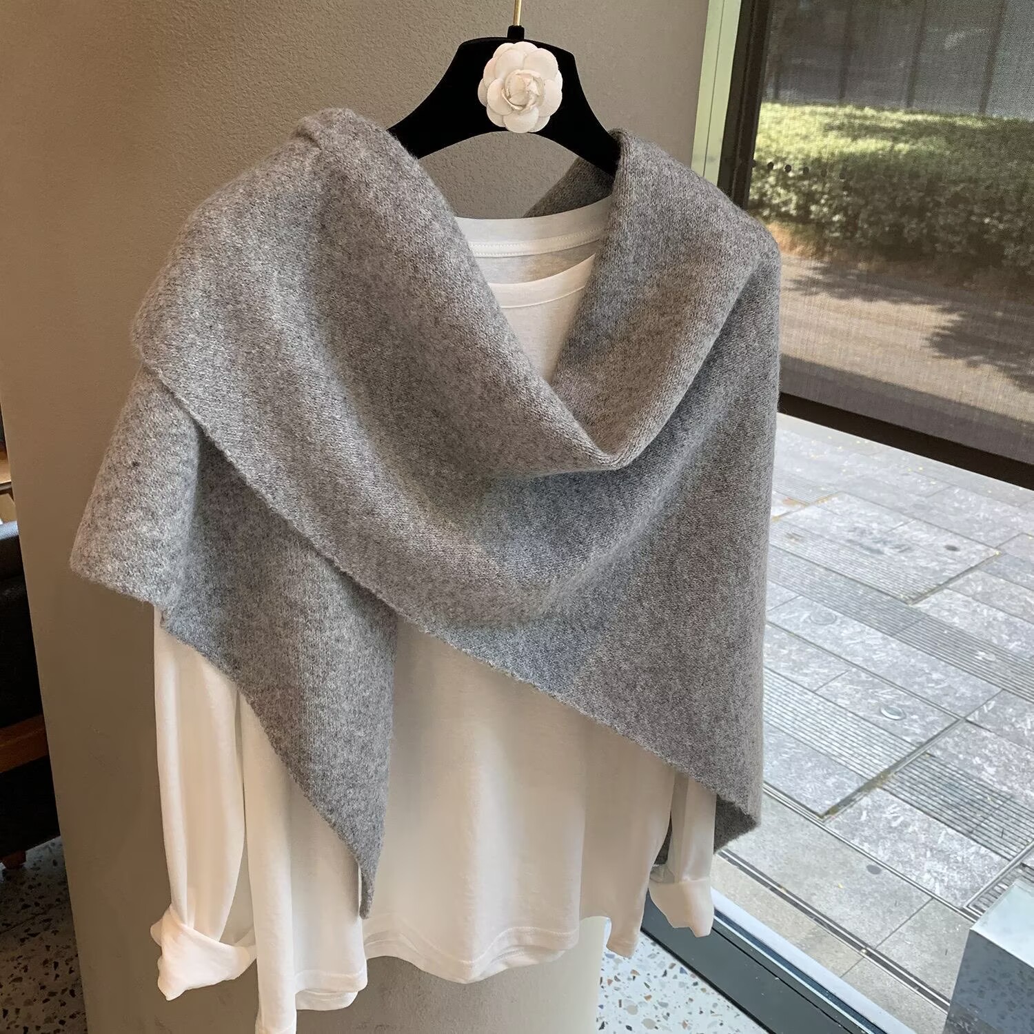 秋冬季纯色三角巾披肩女外搭旅游穿搭复古百搭保暖围巾时尚休闲 