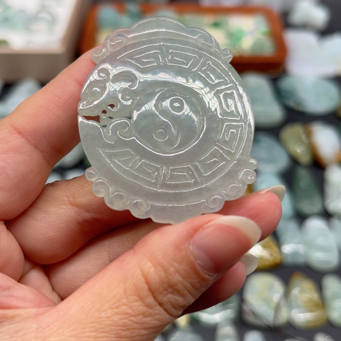 翡翠未镶嵌颈饰仿古龙