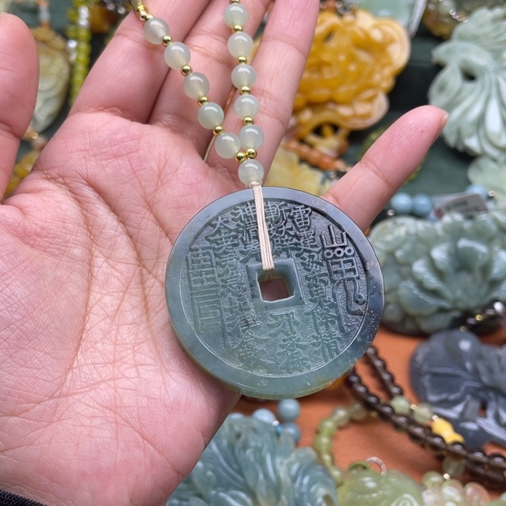 蛇纹石玉吊坠合金